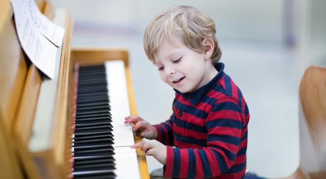 Telefoni e tablet sostiuti con gli strumenti musicali: i benefici nei bambini