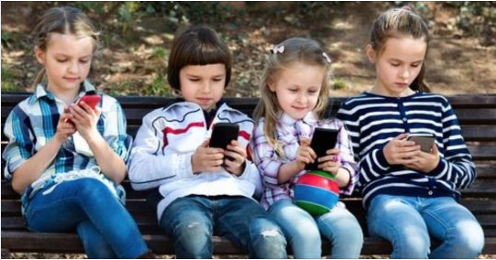 Bambini e smartphone: 8 motivi per vietarli ai minori di 12 anni