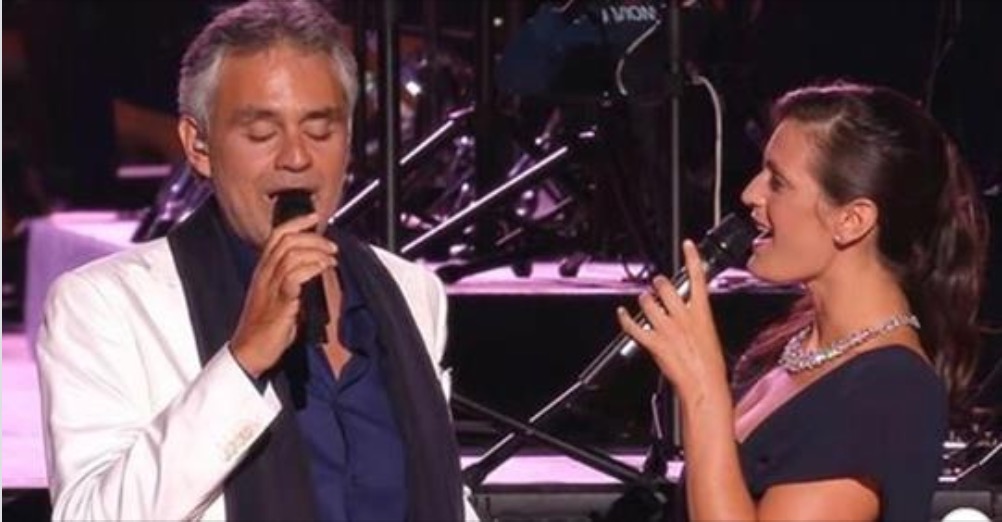 Andrea Bocelli in un emozionante duetto con sua moglie