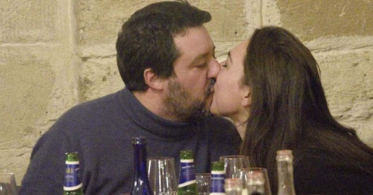 Matteo Salvini insultato e criticato bacia la fidanzata al ristorante. E un brindisi a chi gufa