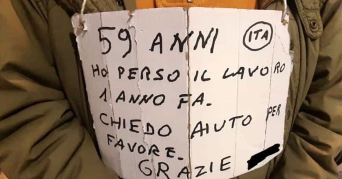 Uomo disoccupato chiede carità