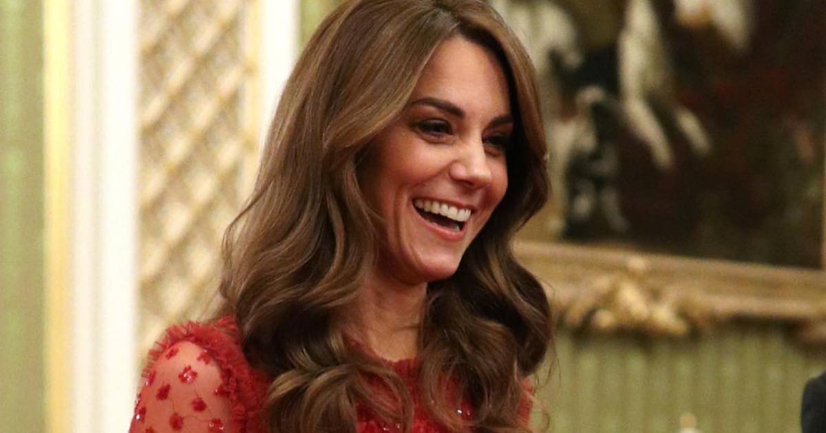 Kate Middleton è raggiante nell’abito rosso da 550 euro