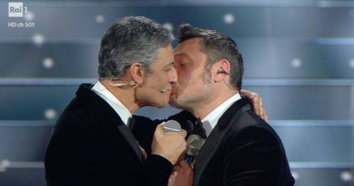 A Sanremo 2020 Fiorello bacia Tiziano Ferro e si scusa con il marito