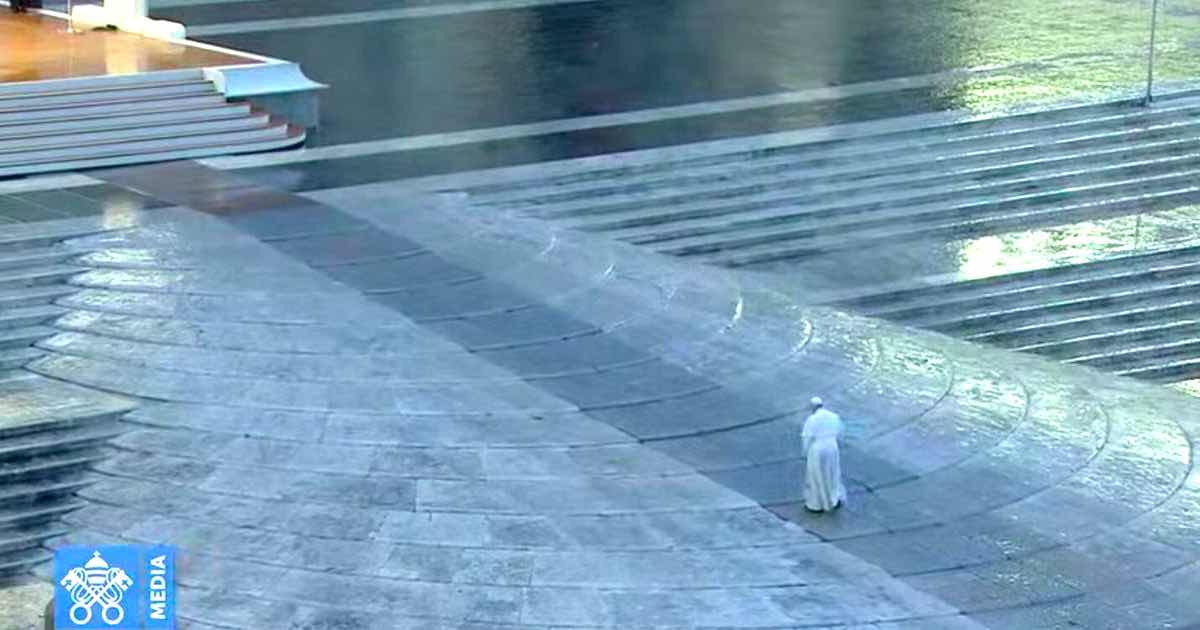 La preghiera di Papa Francesco da solo in una piazza San Pietro deserta