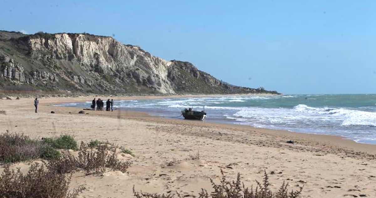 Migranti: 400 sbarcano in spiaggia nell'Agrigentino