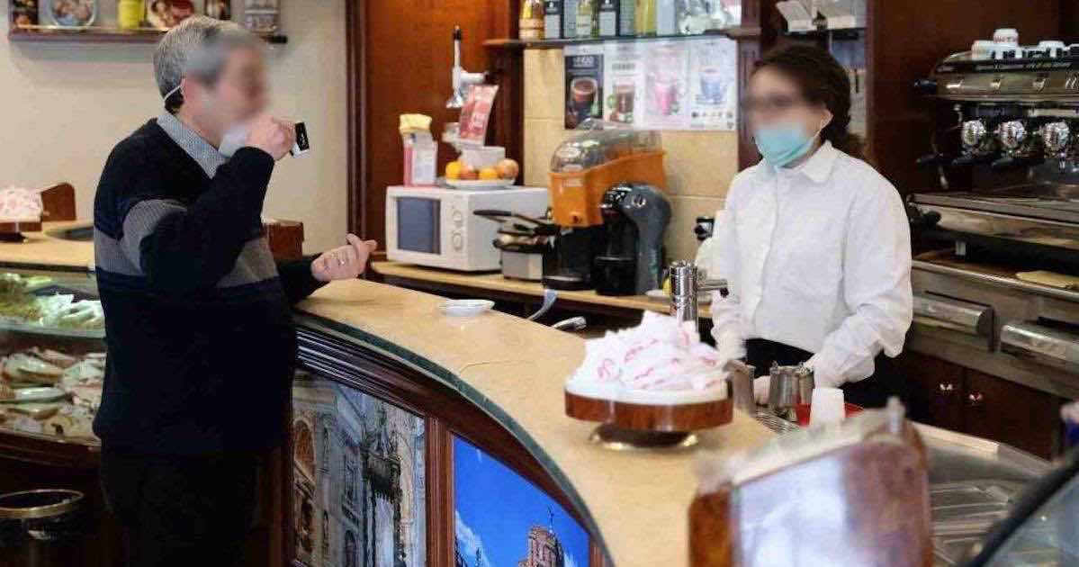 Multato per un caffè bevuto fuori al bar