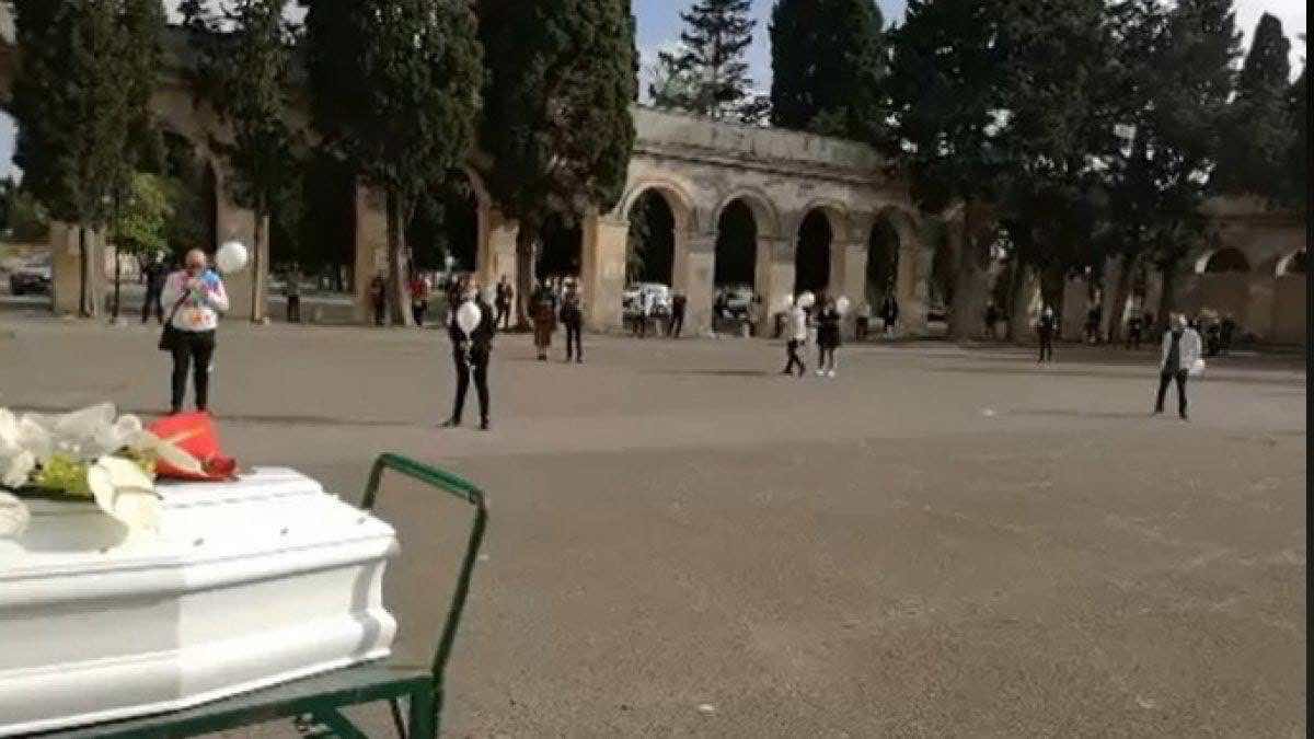 Vigilessa interrompe il funerale di una 32enne