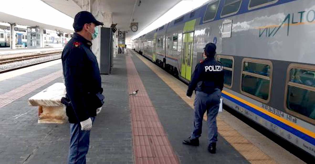 Ragazza in treno senza mascherina