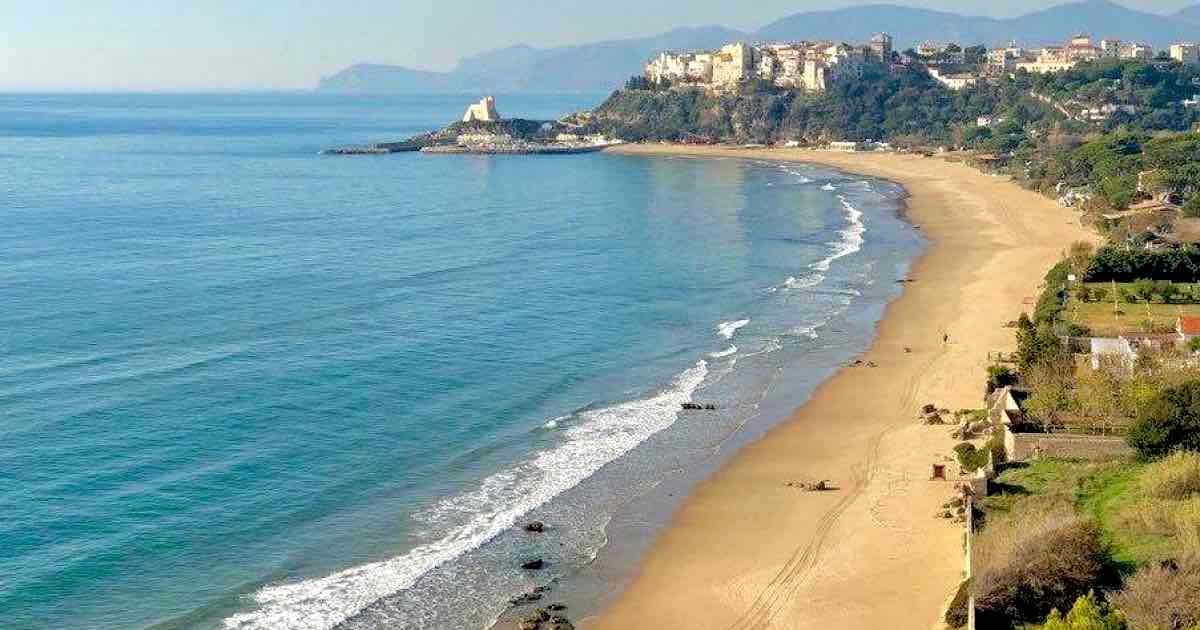 Turista va al mare con la febbre