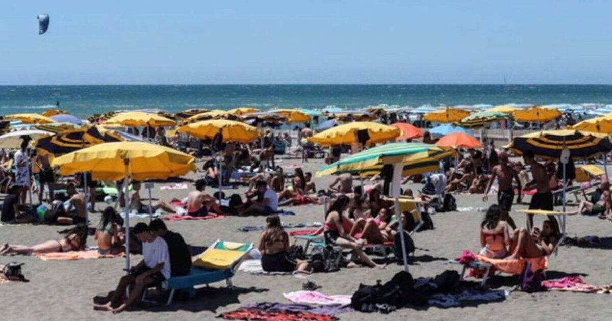 Spiagge affollate, ma senza mascherina e distanziatori