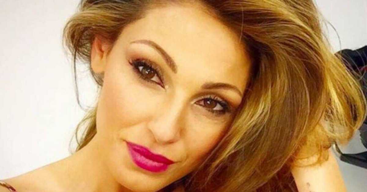 Anna Tatangelo, uno scatto da urlo infiamma il web