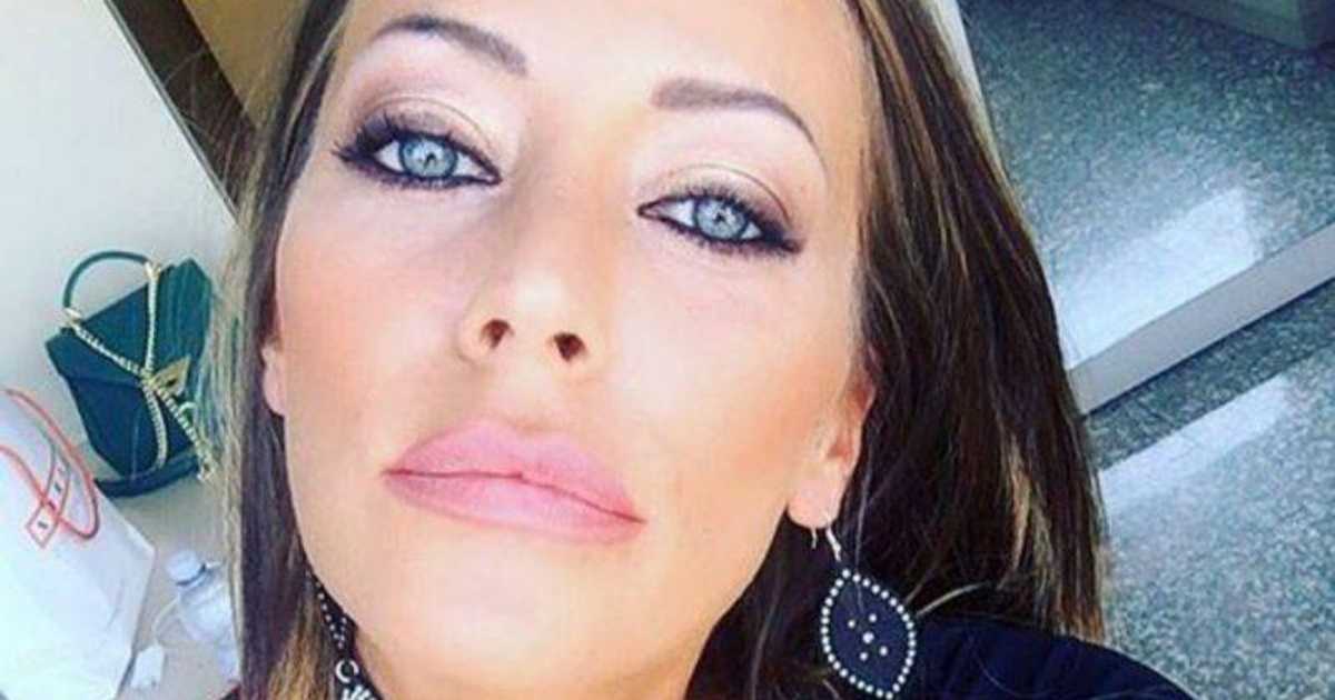 Karina Cascella, tacco 12 e abito inguinale