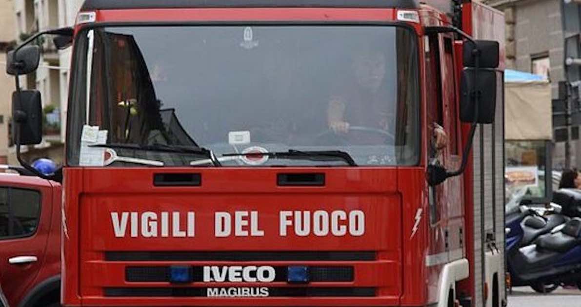 Vigile del fuoco colpito da un cavo elettrico spinto dal vento