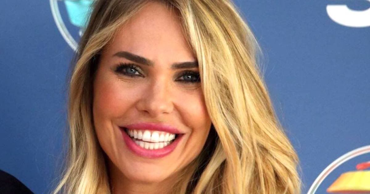 Ilary Blasi struccata e con look trasandato