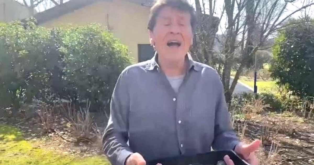 Grande paura per Gianni Morandi ricoverato ustione