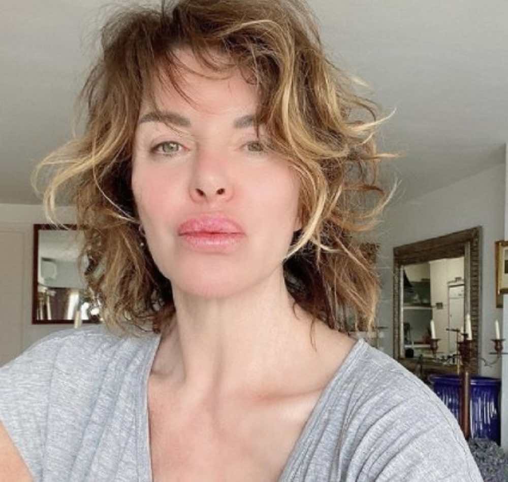 Alba Parietti sua foto con look vacanziero
