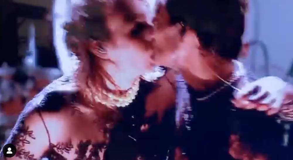 Damiano e Thomas dei Maneskin baciano sul palco