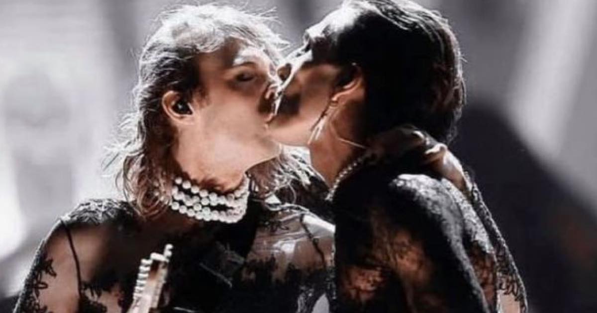 Damiano e Thomas dei Maneskin si baciano sul palco