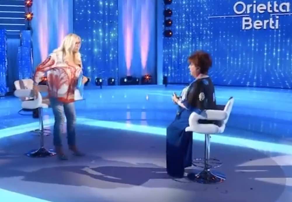 Orietta Berti con bastone in tv domenica in