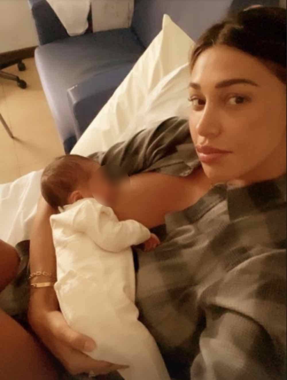 Belen Rodriguez che allatta Luna Mari