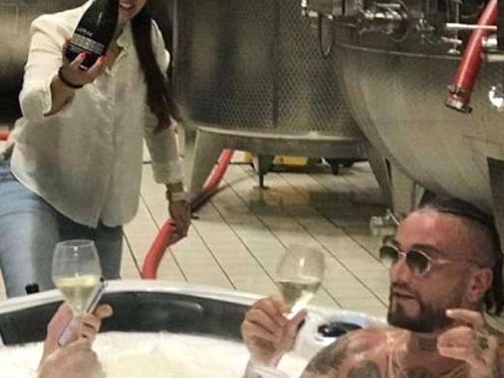 Guè Pequeno fa un bagno vasca prosecco