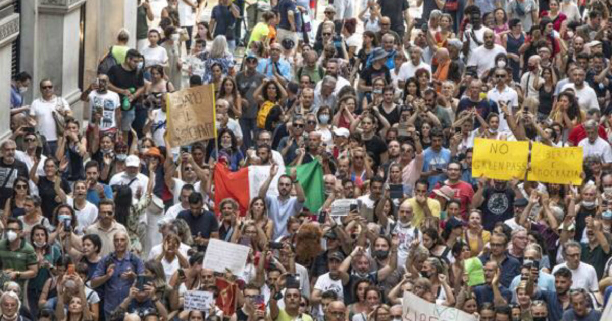 Green pass, manifestazione a Milano