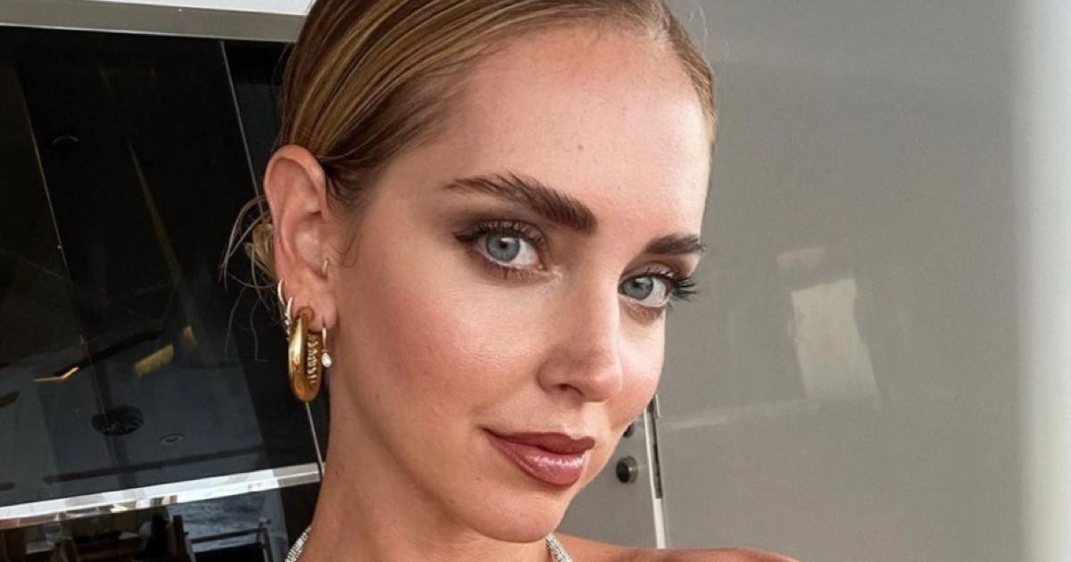 Chiara Ferragni al ristorante in reggiseno