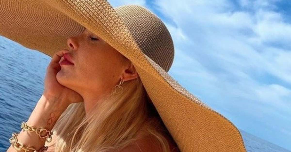 Ilary Blasi a Capri ciabatte di lusso