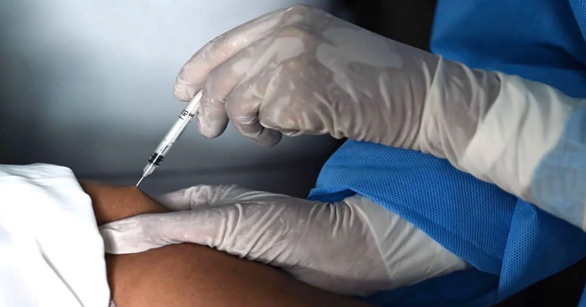 Infermiera no-vax iniettava finti vaccini