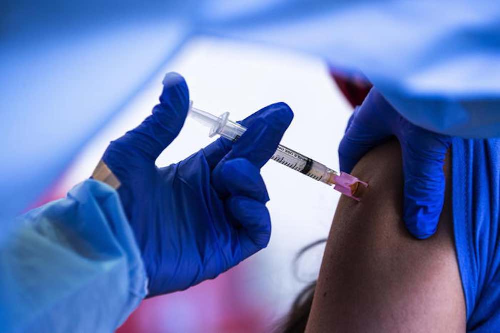 Infermiera novax iniettava finti vaccini