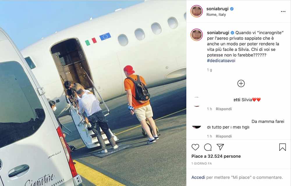 Sonia Bruganelli foto figlia malata scende dal jet