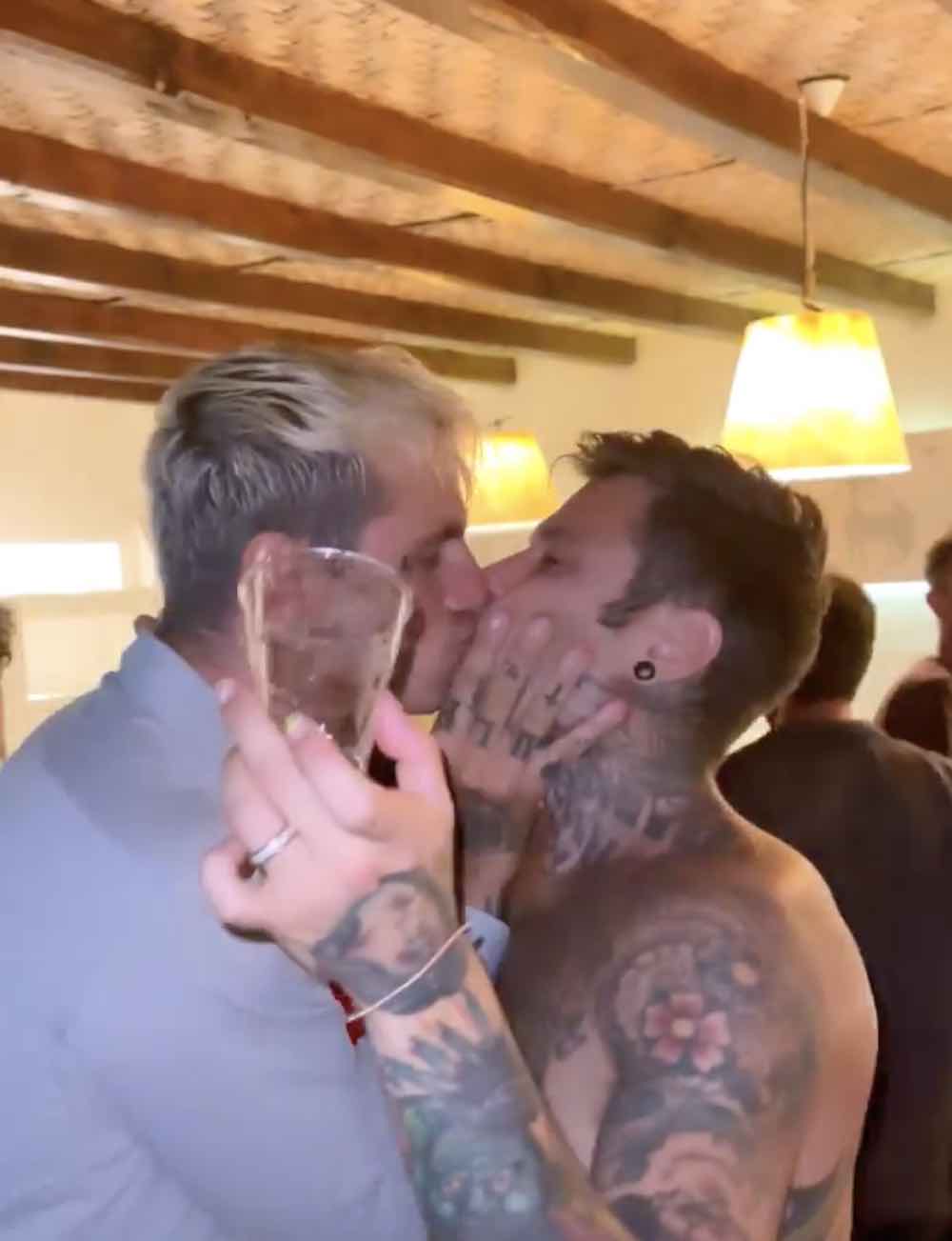 bacio tra Fedez Achille Lauro