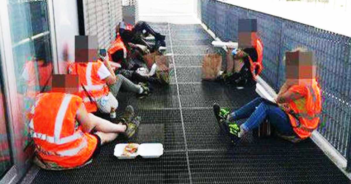 lavoratori Ikea mangiano per terra in pausa pranzo