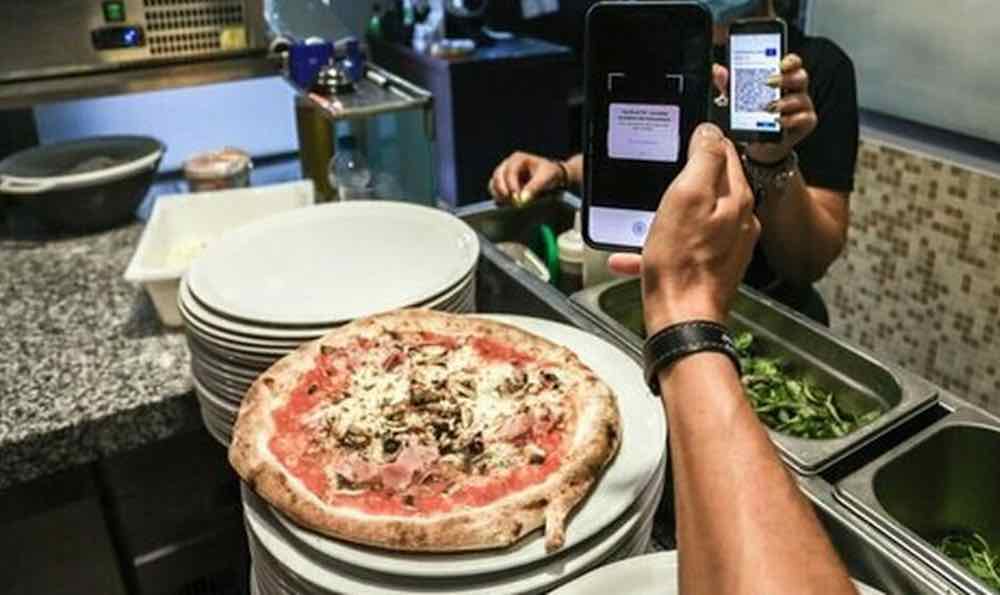 mangia la pizza senza green pass 400 euro multa