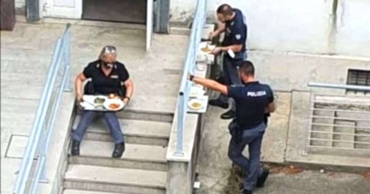 poliziotti senza green pass consumano pasto