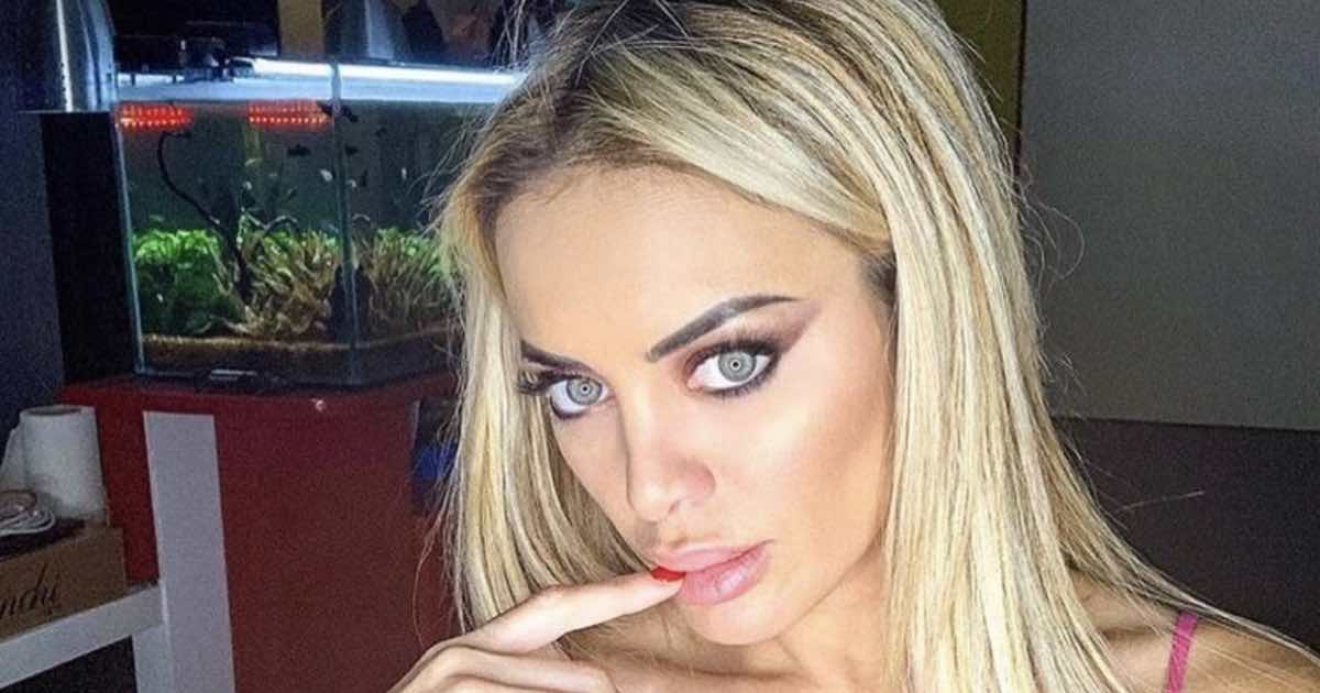 Elena Morali con il velo islamico