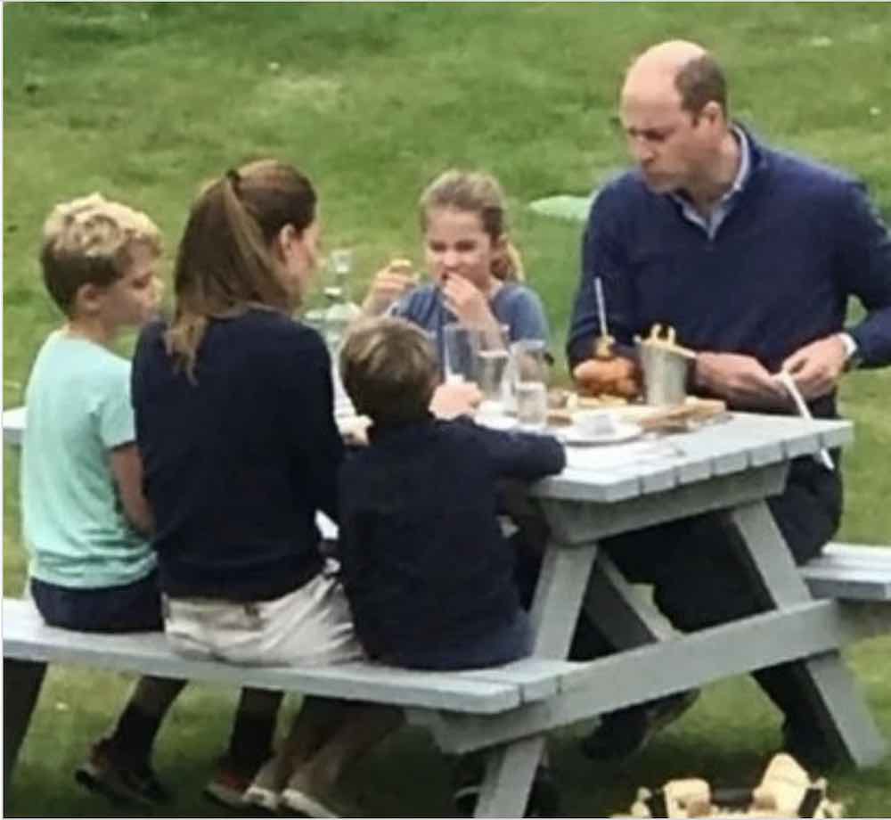 La foto William e Kate Middleton con i figli al pub conquista gli inglesi