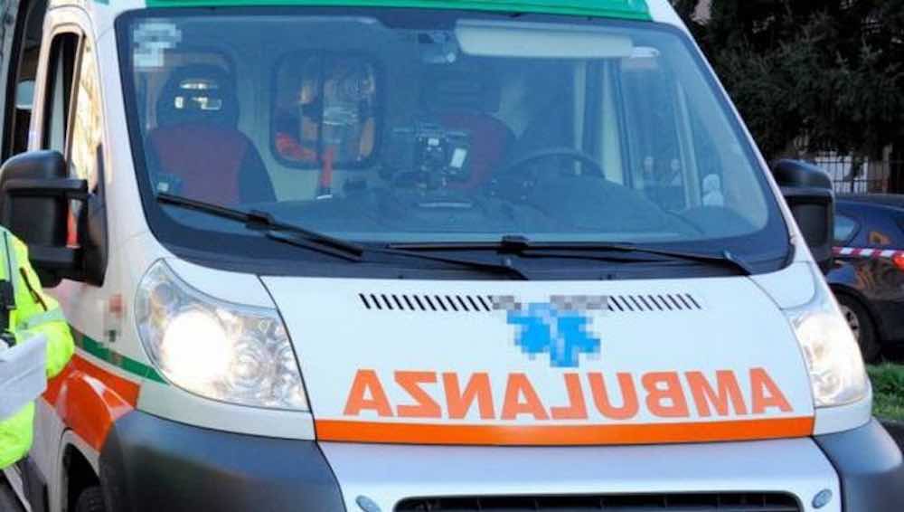 Mette la retromarcia travolge l amica
