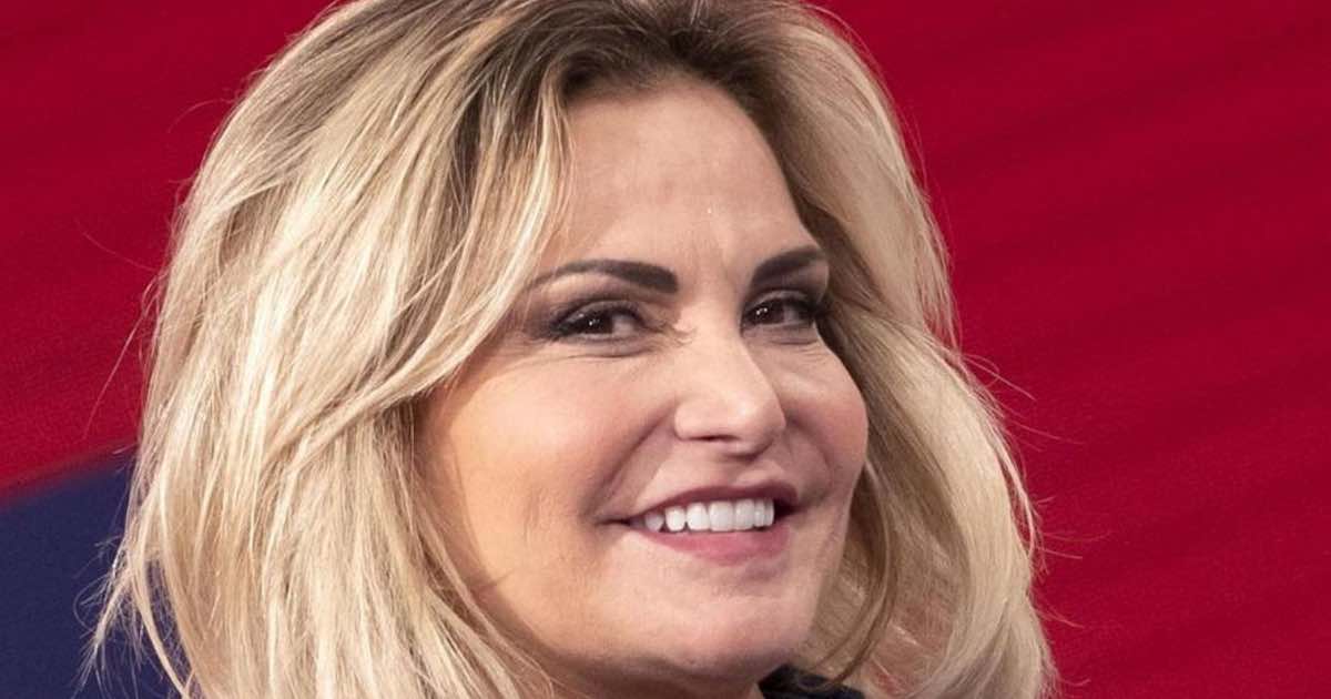 Simona Ventura conquista Venezia con il suo look