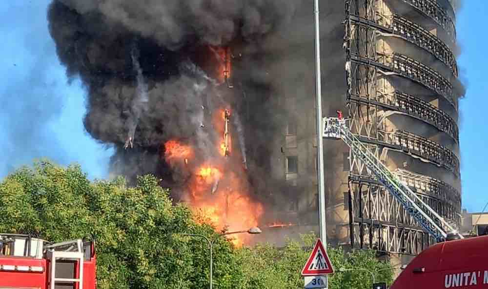 incendio in via Antonini a Milano