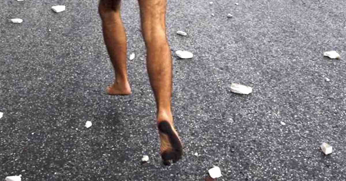 scappa nudo per la città