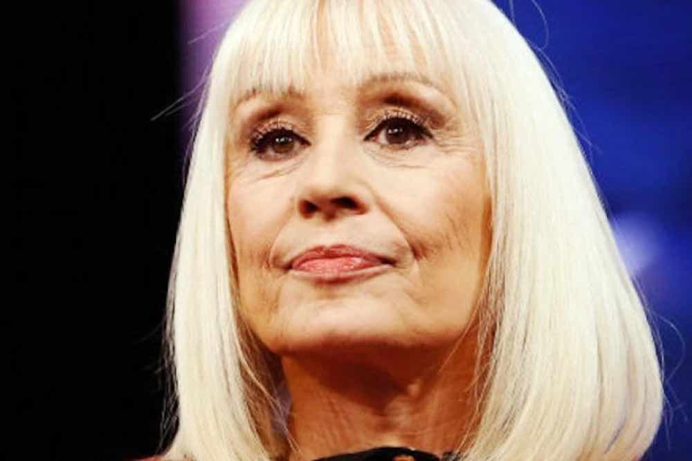 Raffaella Carra suo iconico caschetto biondo