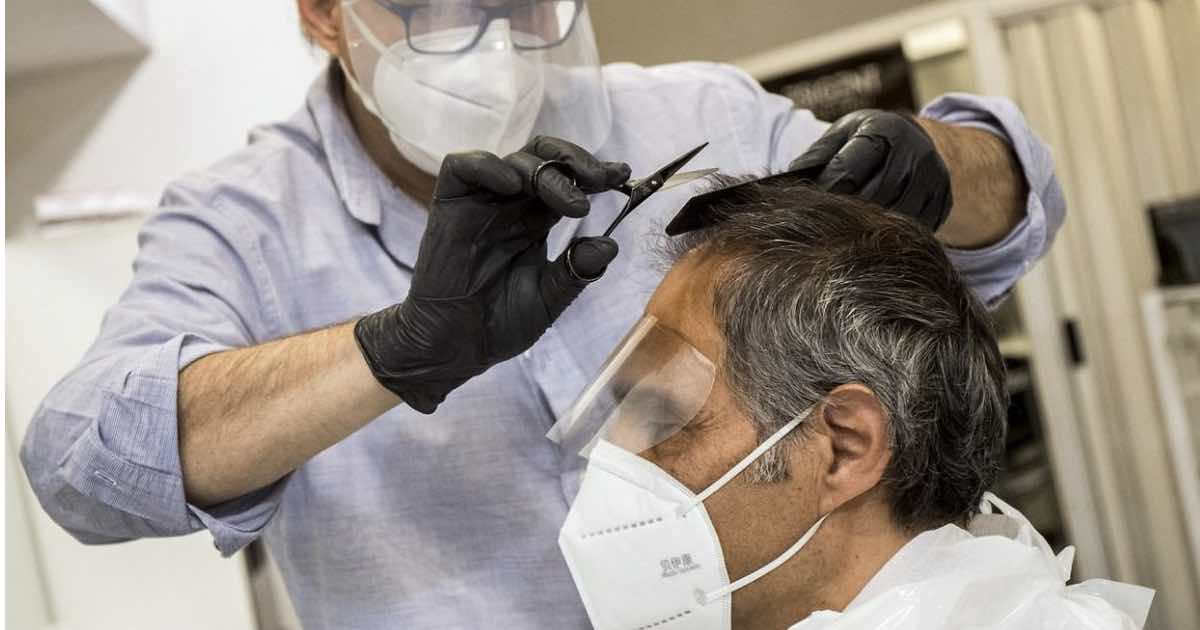 vaccino anti Covid si fa anche dal barbiere dal parrucchiere