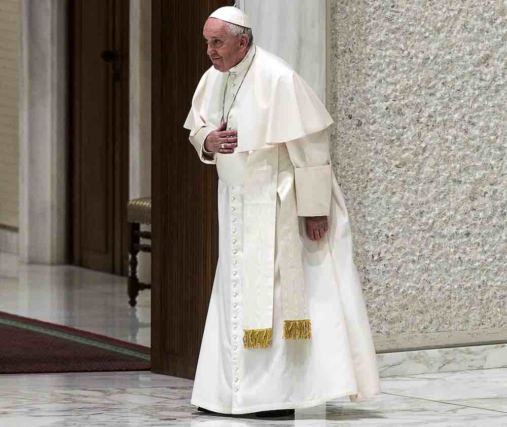 Papa Francesco non riesce camminare