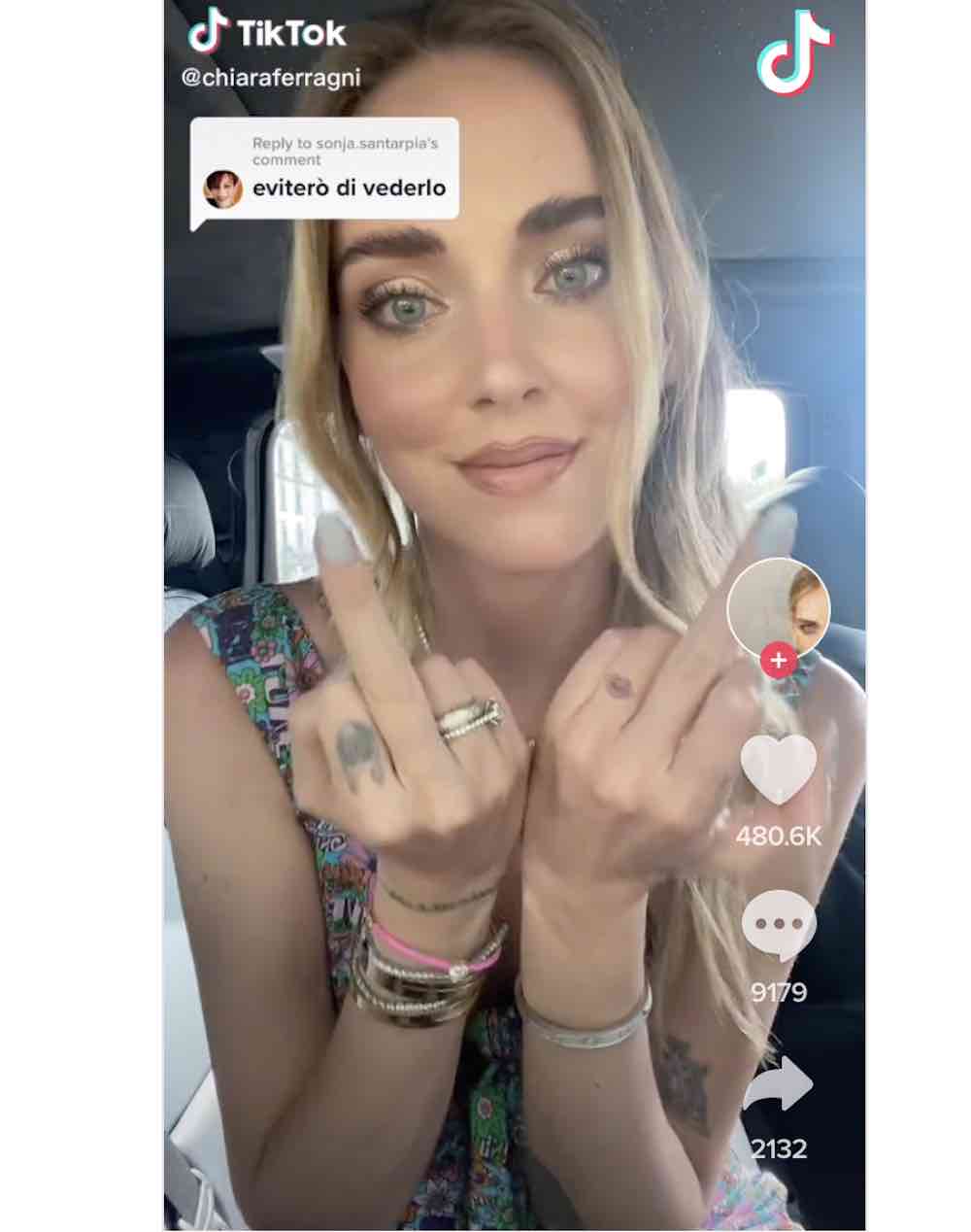 Chiara Ferragni fa il dito medio