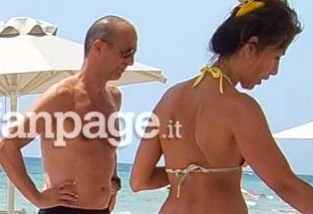 Max Allegri al mare con una donna