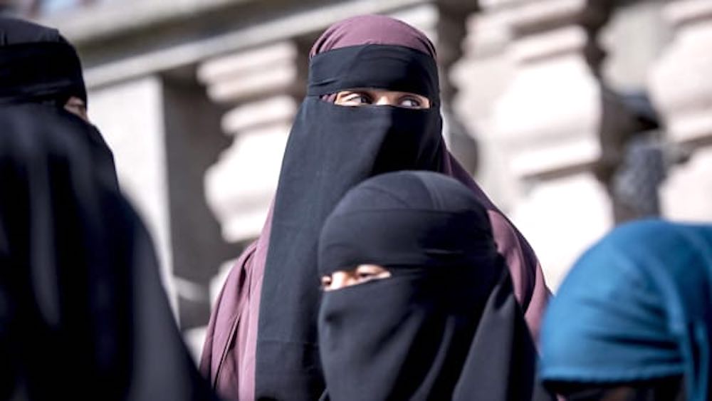 Con il burqa non puoi salire