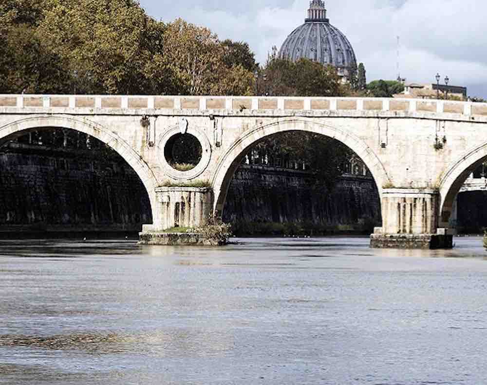 gettandosi nel Tevere