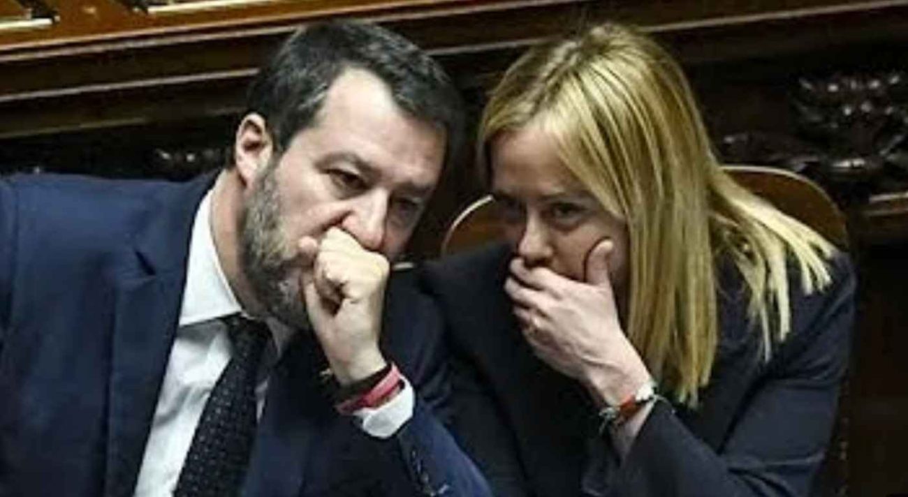 Meloni parla all’orecchio a Salvini durante l’applauso, ma si