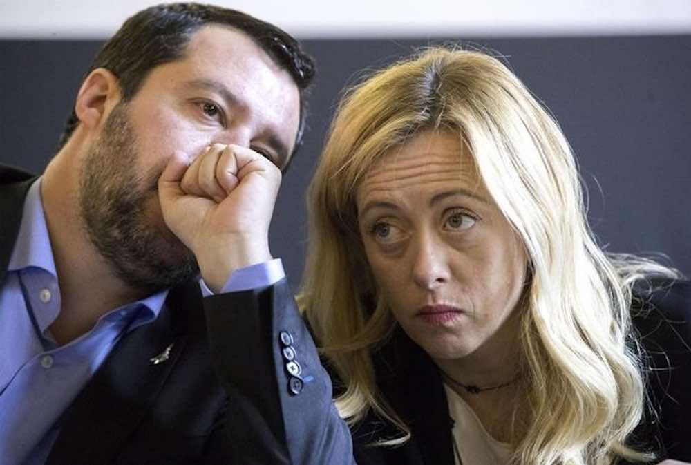 Giorgia Meloni orecchio Salvini